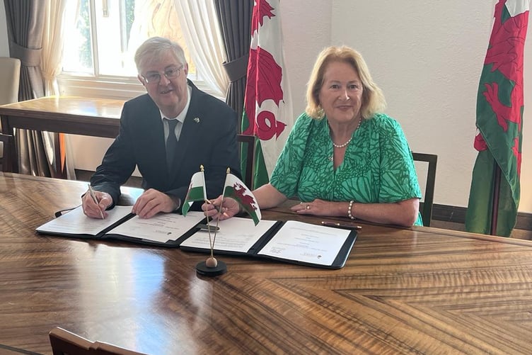 First Minister of Wales, Mark Drakeford, and Leader of Cornwall Council, Cllr Linda Taylor, signing the agreement in Cardiff on Monday 17 July 2023.