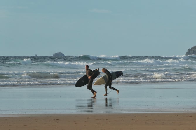 newquay beach surfing