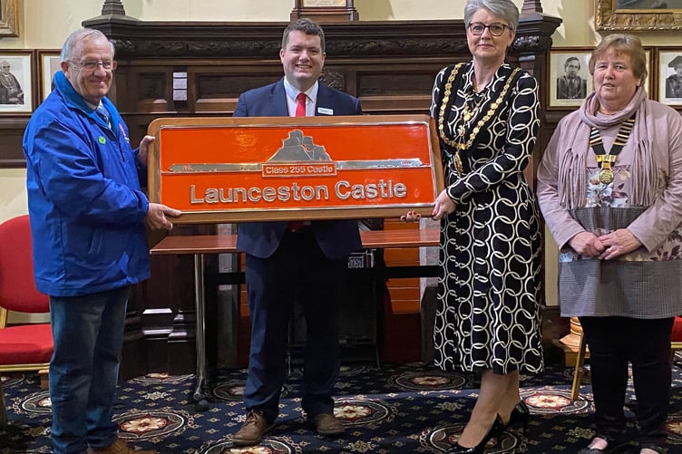 Luke Farley (GWR chief of staff), Cllr Helen Bailey (mayor), Councillor Nicola Gilbert (deputy mayor) and Les Whaley with the Launceston Castle sign