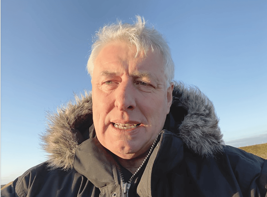 Fred Knobbit: A tiny bird zigzagging across the world