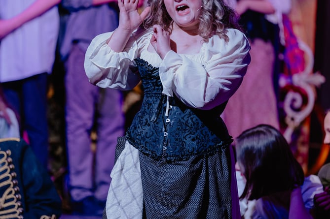 Harriet Allin as Madame Thénardier