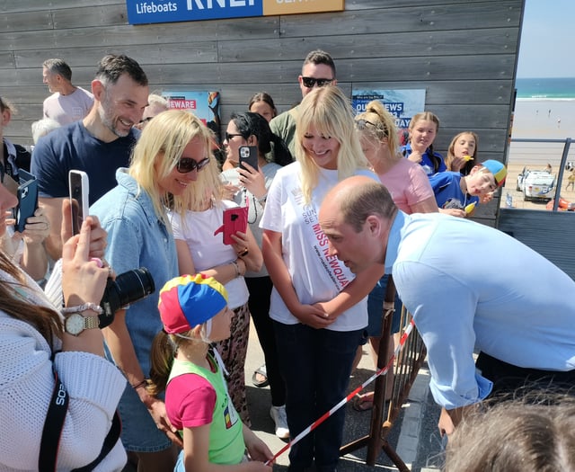 Prince William greeted by sunshine and crowds during visit