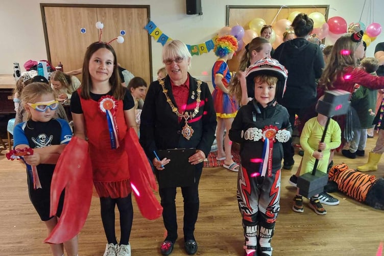 Mayor of Liskeard Cllr Christina Whitty with some of the prize winners. (Picture: Terry Whitty)