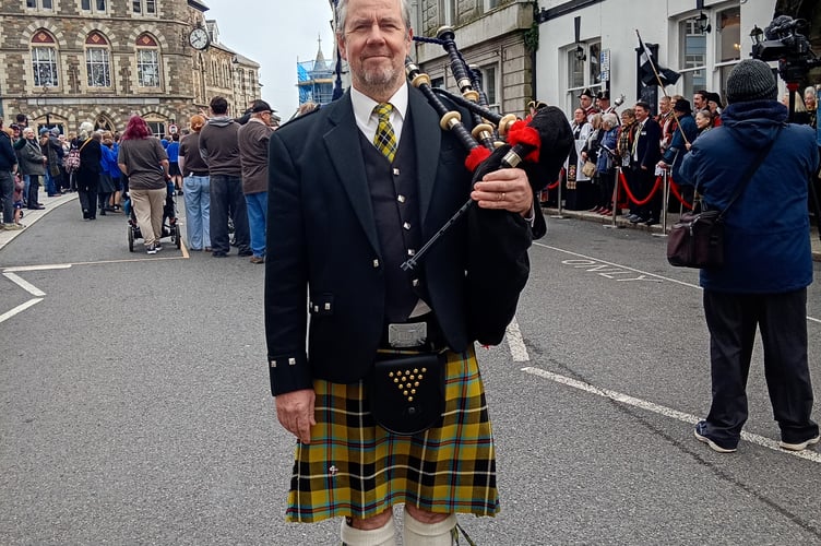 Piper Keith Sutherland dressed in traditional Cornish colours