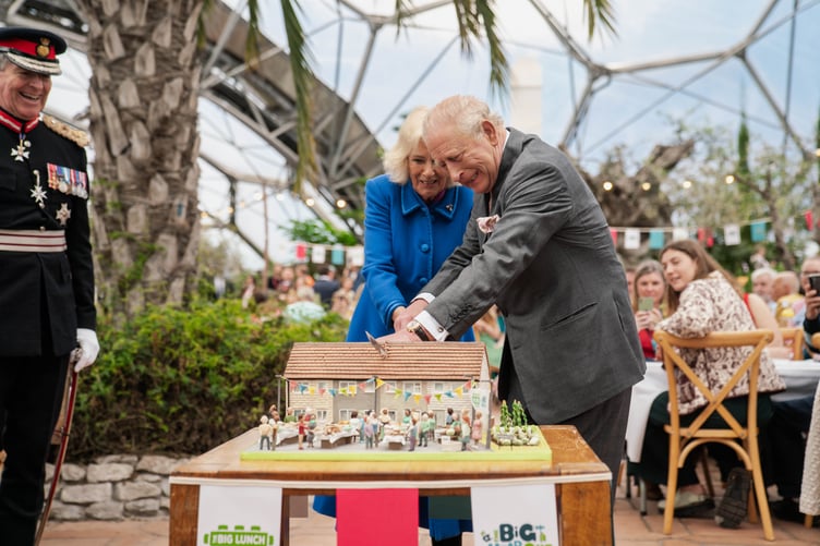 Their Majesties The King and Queen unveiled a plaque and cut a commemorative cake using a ceremonial sword to mark the Eden Project’s anniversary milestone