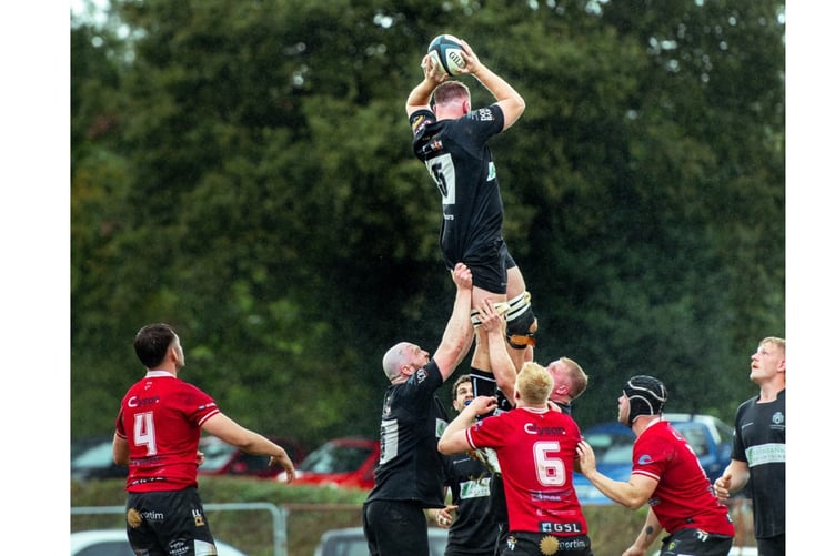 Dan Goldsmith wins line-out ball on his return to the starting XV.