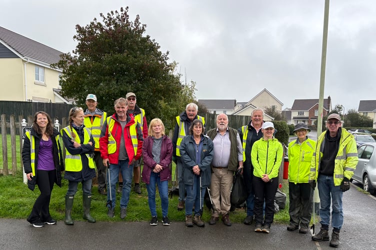 Pictured from left to right are: Julia Foster, Sue Banks, Keith Wilton, David Johnston, Colin Maxey, Laura Godolphin, Alastair Clements, Amanda Suitters, Tim Penny, Rob Hore, Nic Rogers, Ros Wardle and Tim Watson. Also helping, but not pictured here were: Trevor Dawson and Howard Godolphin